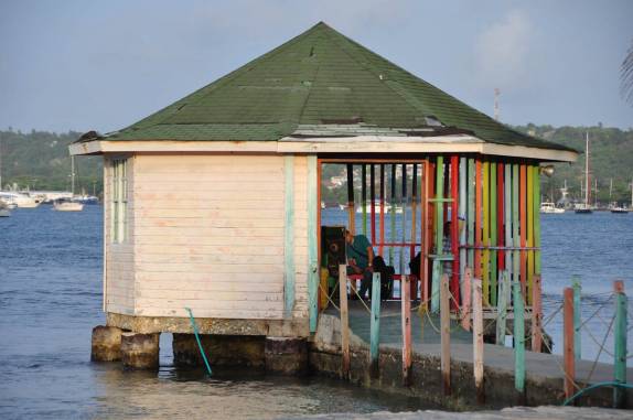 Sala de embarque em San Andrés para quem viaja para Providencia,  ilhas colombianas no Caribe